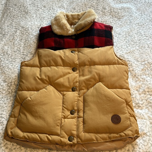 Beige and red and black checkered vest with snapped button closure. Size small - Picture 4 of 8